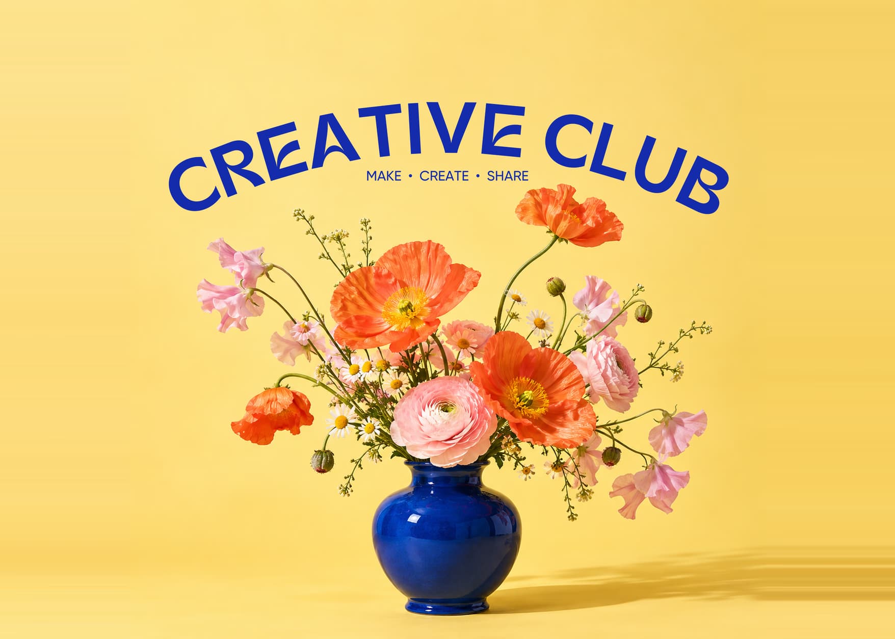Nápis Creative Club zakřivený do oblouku nad oranžovými a růžovými květinami v modré váze