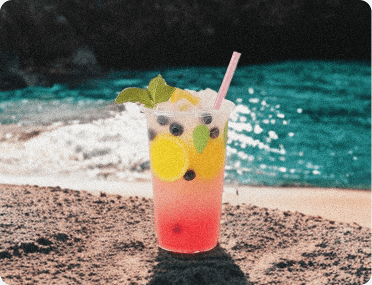 limonata colorata in spiaggia