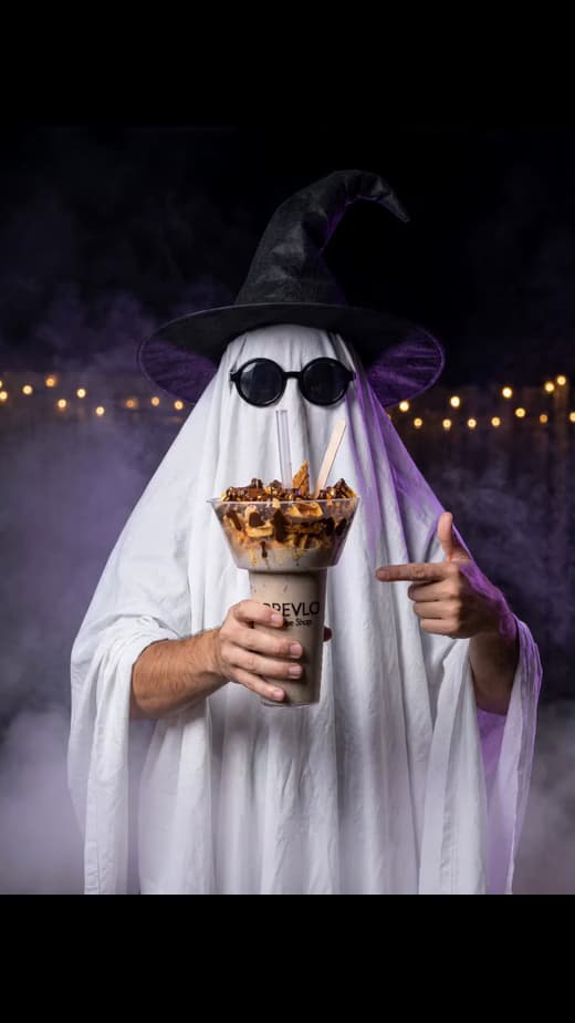 Halloween-Videobeispiel: Kaffee mit Hexe und Geist.